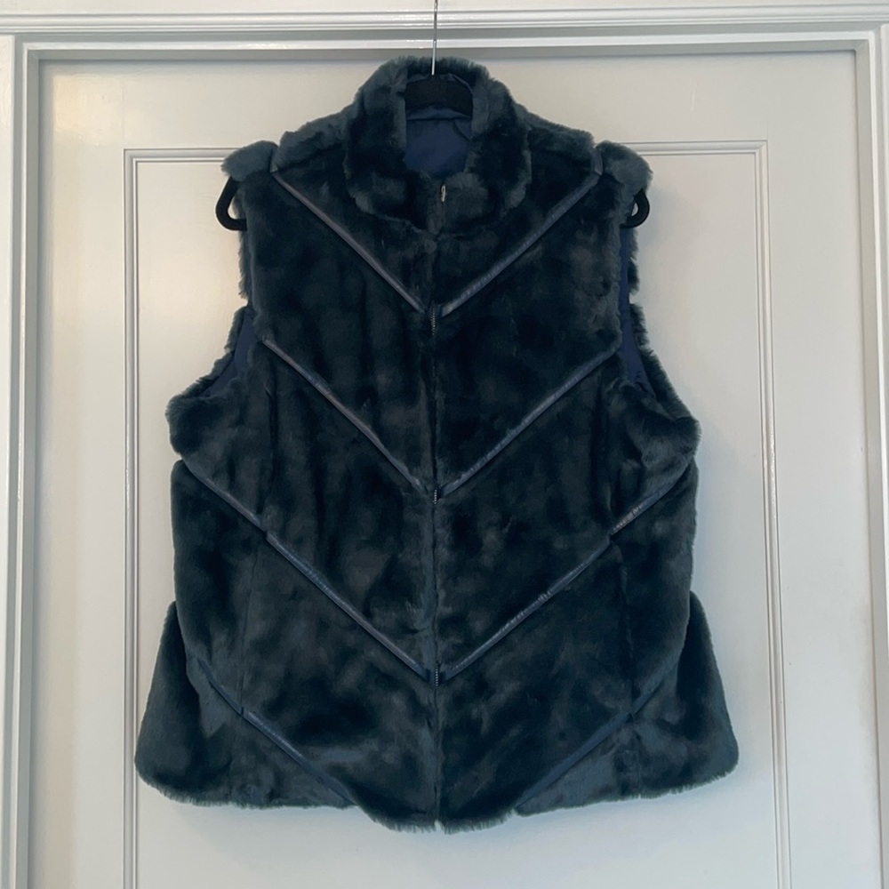 Tuckernuck Women’s Claire Navy Faux Fur Reversible Vest